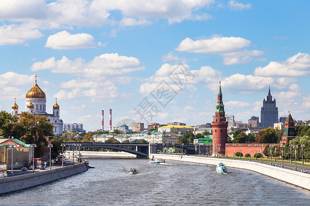 克里斯塔塔莫斯科天际莫斯科河上的博尔索伊卡梅尼大桥岸堤克里姆林宫塔莫斯科基督大教堂救世主俄罗斯莫科夏季日背景