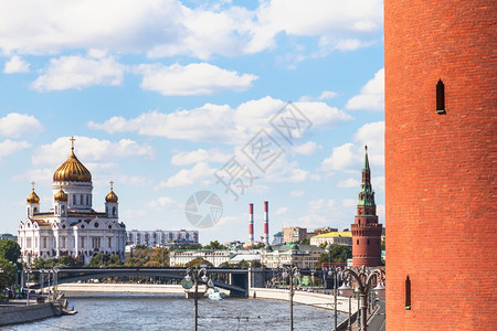 莫斯科市风景基督大教堂俄罗斯莫科克里姆林宫塔的救世主和红墙图片