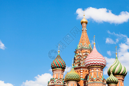莫斯科红广场的圣巴西尔大教堂阳光明媚的夏日蓝天和白云图片