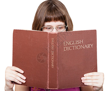有眼镜的女孩读英文字典大书孤立在白色背景上图片