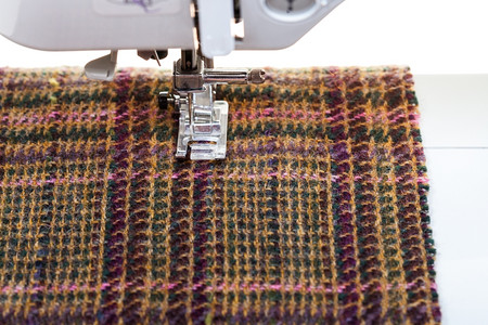羊毛织物上的缝纫机图片