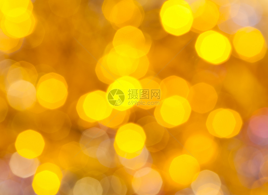 抽象的模糊背景在Xmas树上用电藻园布满的黄色闪着圣诞灯光图片