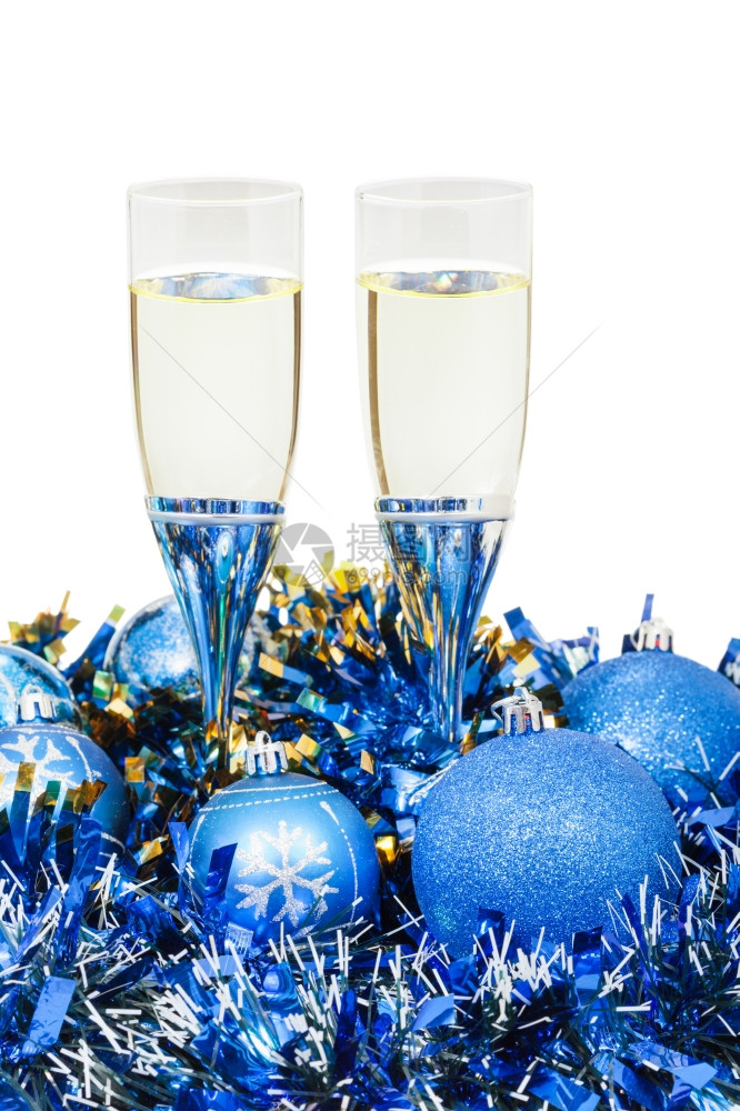 蓝色圣诞装饰品的两杯闪亮葡萄酒白底隔离在色背景上图片