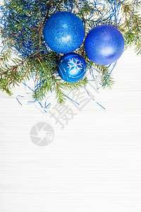 圣诞贺卡3个蓝色Xmasbaubles和树枝的边框空白纸背景图片