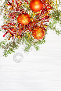 圣诞贺卡3个橙Xmasbaubles和树枝的边框空白纸背景图片