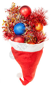 圣诞礼物白色背景的红圣塔帽子溢出Xmas球和装饰品图片