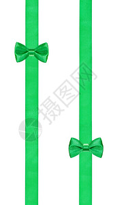两个绿色的小弓结双边平行的刺带白底背景图片