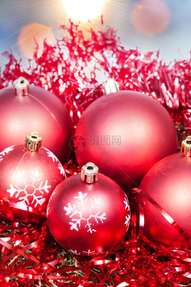 Xmas死生许多红球在锡轮上模糊蓝红的圣诞灯泡布基背景图片
