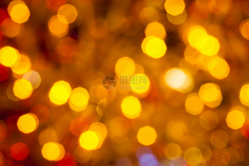 抽象的模糊背景深棕黄色和红闪亮的圣诞灯光在Xmas树上电藻园露出图片