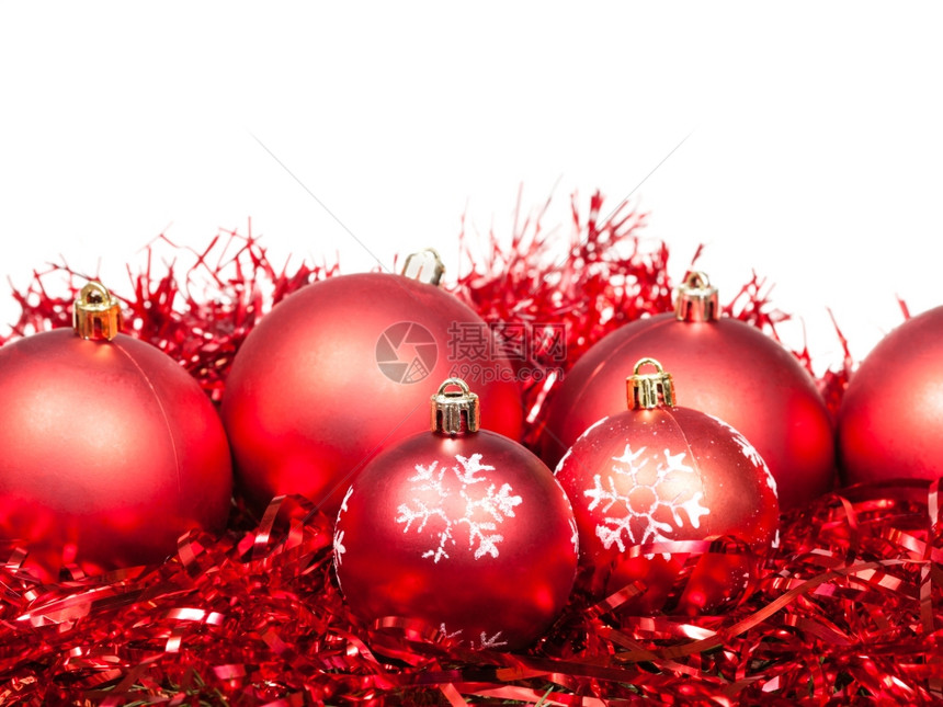 数个红圣诞球和白背景的锡罐图片