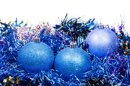 三个蓝色圣诞球和三颗白底的锡罐图片
