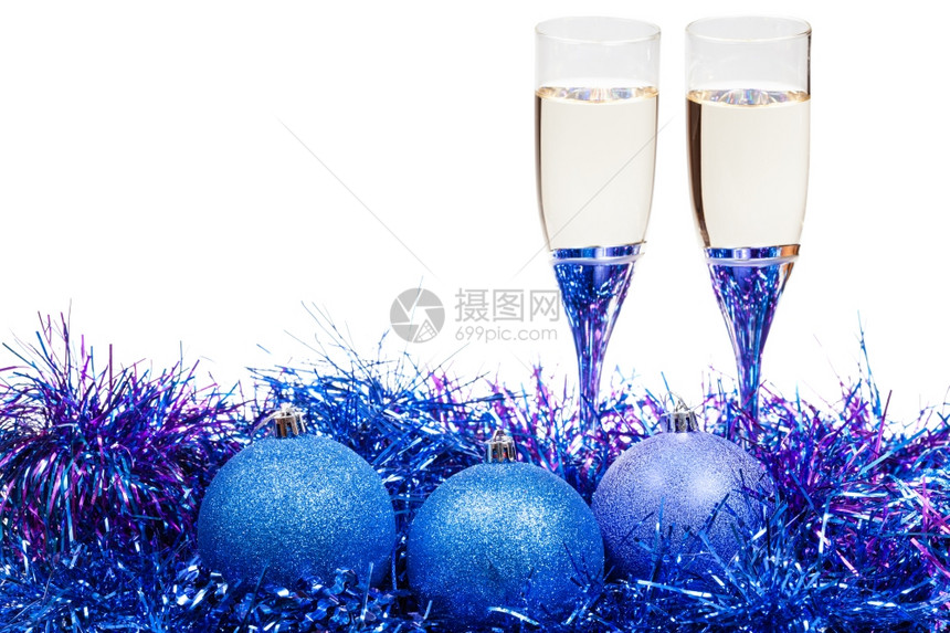 两杯香槟蓝色的紫圣诞舞会和白底孤立的罐头图片