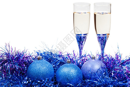 两杯香槟蓝色的紫圣诞舞会和白底孤立的罐头图片