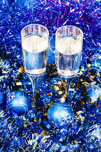 圣诞静生命在两杯红酒的蓝色X马球和罐头杯上图片