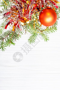 圣诞贺卡一张纸面白背景的黄金Xmasbobble和树枝边框图片