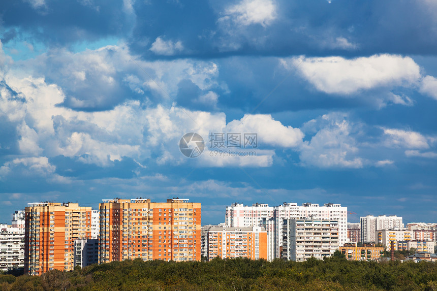 夏季在现代城市住宅上图片