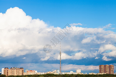 城市上蓝色天空中的大低白云夏季天有电视塔图片