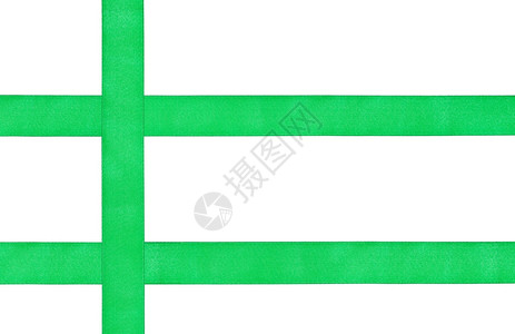 白色背景隔离的三条绿色环绕沙丁鱼带背景图片