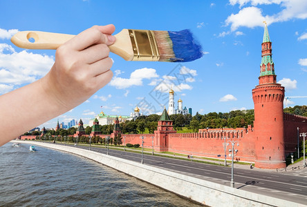旅行概念手与在莫斯科克里姆林宫上空的蓝天图片