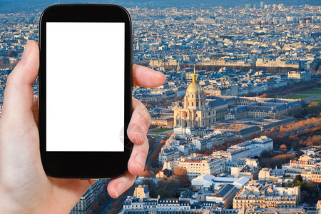 旅行概念手持智能机在背景上截断屏幕和巴黎市风景图片