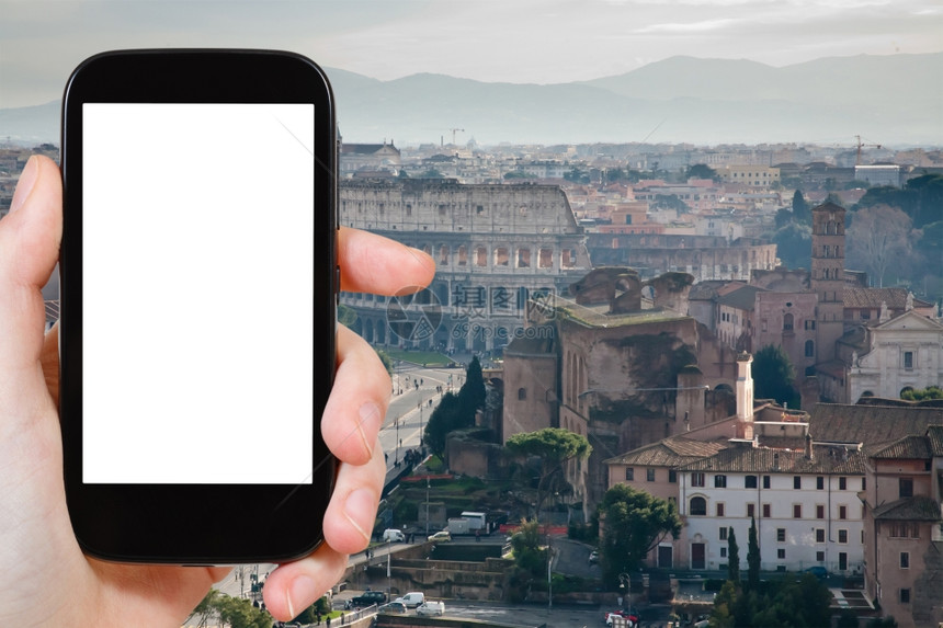 旅行概念手持智能机用剪的屏幕和在罗马竞技场背景图片