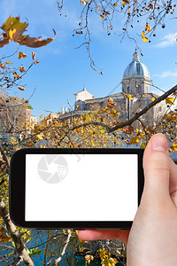 旅行概念手持智能机剪屏幕秋季罗马市背景图片