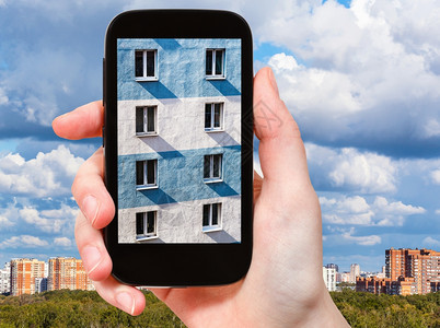旅行概念智能手机城市住房墙的旅游照片图片