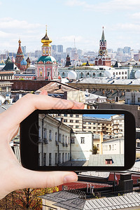 旅行概念用智能手机拍摄莫斯科城市老院子的旅游照片图片
