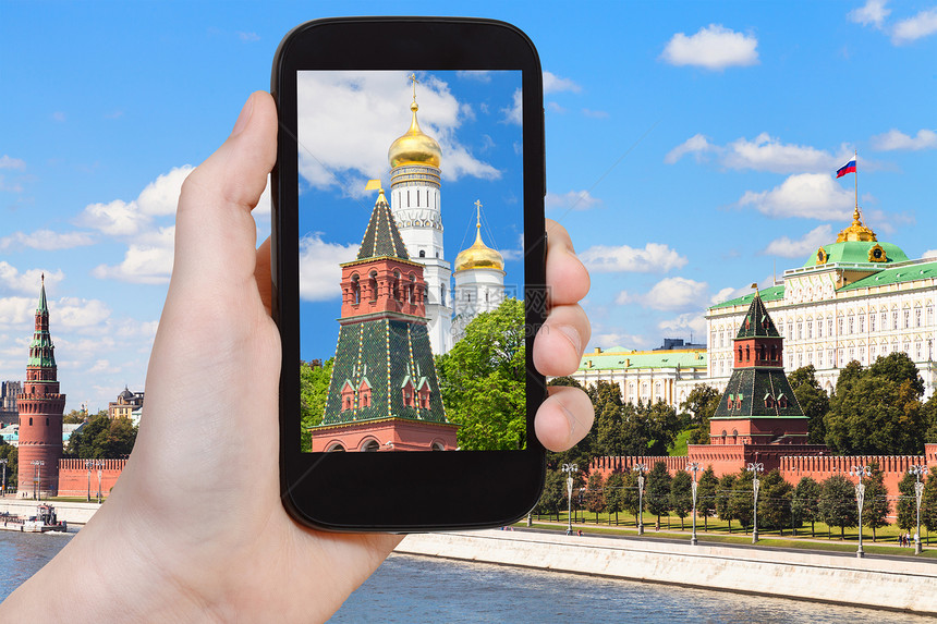 旅行概念在莫斯科克里姆林宫用智能手机拍摄教堂的旅游照片图片