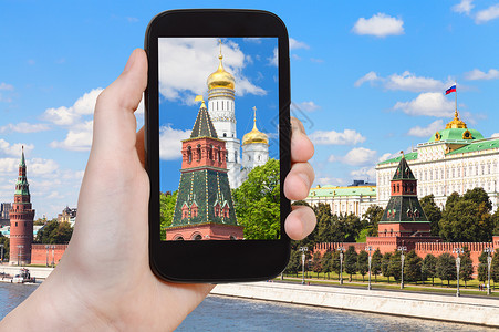 旅行概念在莫斯科克里姆林宫用智能手机拍摄教堂的旅游照片图片