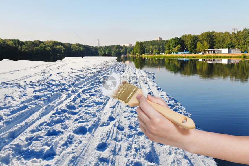 自然概念季节和天气变化手与油漆刷夏季湖雪田图片