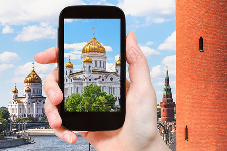 旅行概念游客用智能手机拍摄莫斯科基督救主大教堂照片图片
