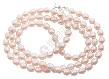 从天然粉红河珍珠项链中分离出白底的珍珠背景图片