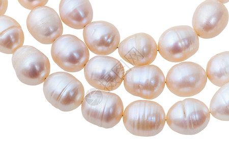 天然粉红河珍珠的三串子紧闭在白色背景上图片