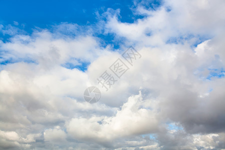 自然背景风天蓝空下低灰色和白秋云图片