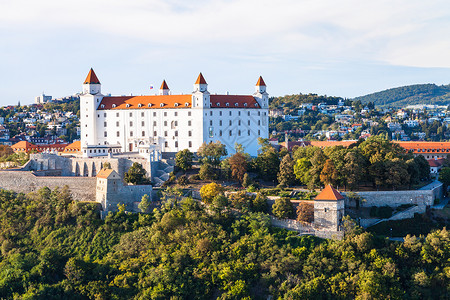 拉伊斯拉前往布拉迪斯发市洛伐克布拉迪发市与城堡的天线背景