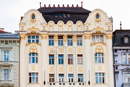地产主画面布拉迪斯发主广场匈牙利外汇银行宫墙背景