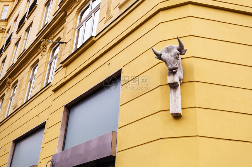 前往布尔诺市捷克布尔诺旧城镇捷克布尔诺公寓楼墙壁上的街头雕塑图片