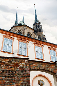 前往捷克布尔诺的市捷克布尔诺圣彼得和保罗的城墙大教堂图片