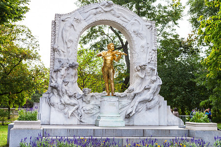 前往维也纳城市华尔兹国王的金铜像前视镜约翰施特劳斯的儿子位于奥地利维也纳城市公园Stadtpark城市公园背景图片
