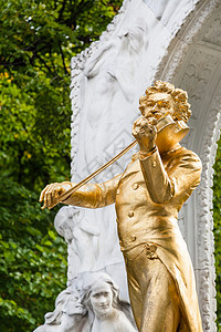 前往维也纳城市华尔兹金雕像约翰施特劳斯的儿子高清图片