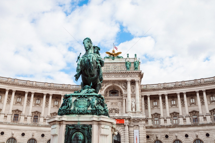 前往维也纳城市旅行奥地利维也纳霍夫堡萨沃伊和新汉宫的Eugene亲王雕像图片