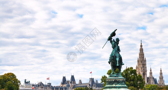 前往维也纳城市奥地利维也纳登广场和拉特豪斯塔楼上的查尔斯大主教雕像图片
