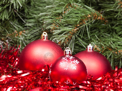 圣诞死寂生命三个红圣诞小面包三个红圣诞小面包圈Xmas树底的锡罐图片