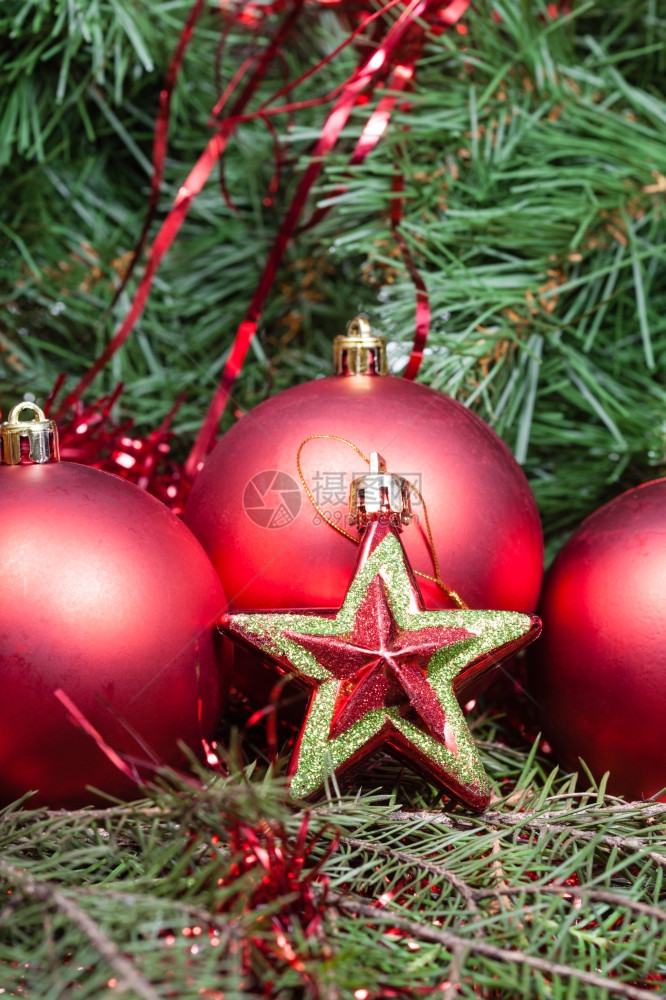 垂直的圣诞死讯生命红星Xmas树底的圣诞球图片