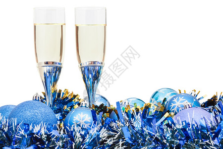 两杯红酒在蓝色圣诞面包上白底隔离在色背景上图片