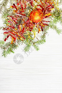 圣诞贺卡一张橙色Xmas球和树枝的边框印在空白纸上图片