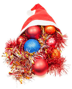 圣诞礼物白色背景的红圣塔帽脱落图片