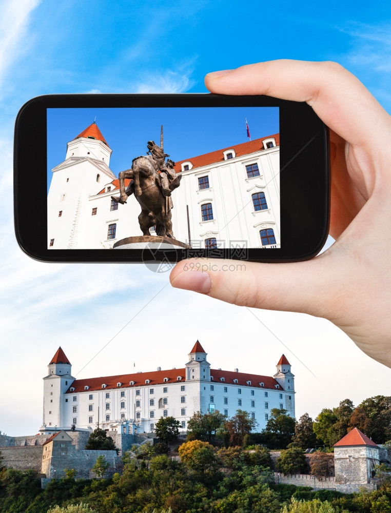 旅行概念在布拉迪斯发赫德城堡用智能手机拍摄斯瓦托普卢克一世国王雕像的旅游快照图片