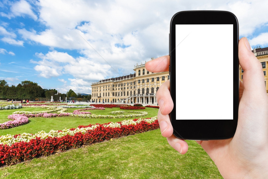 旅行概念维也纳SchlossSchonbrunn宫花园的旅游照片维也纳SchlossSchonbrunn宫殿用手写电话的花园用空图片
